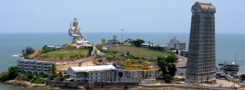 Murudeshwar Shiva statue and beach under clear winter sky during the best travel season